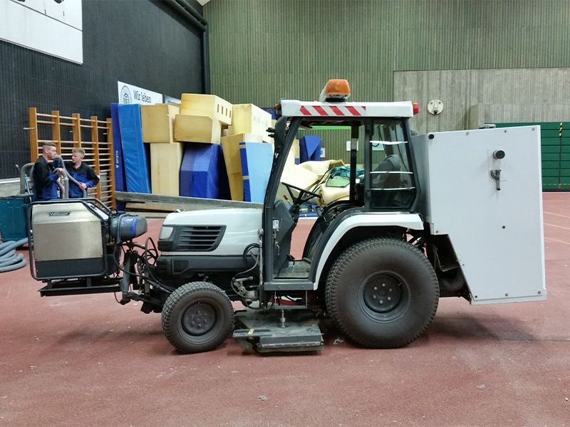 Nutzung eines Fahrzeuges für die Sanierung des Hallenbodens in der deutschen Sporthochschule Köln