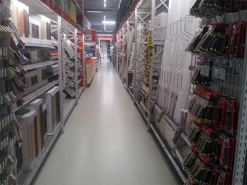 Ordentliche Verkaufshalle nach der Bodensanierung - Hagebau Deutschland