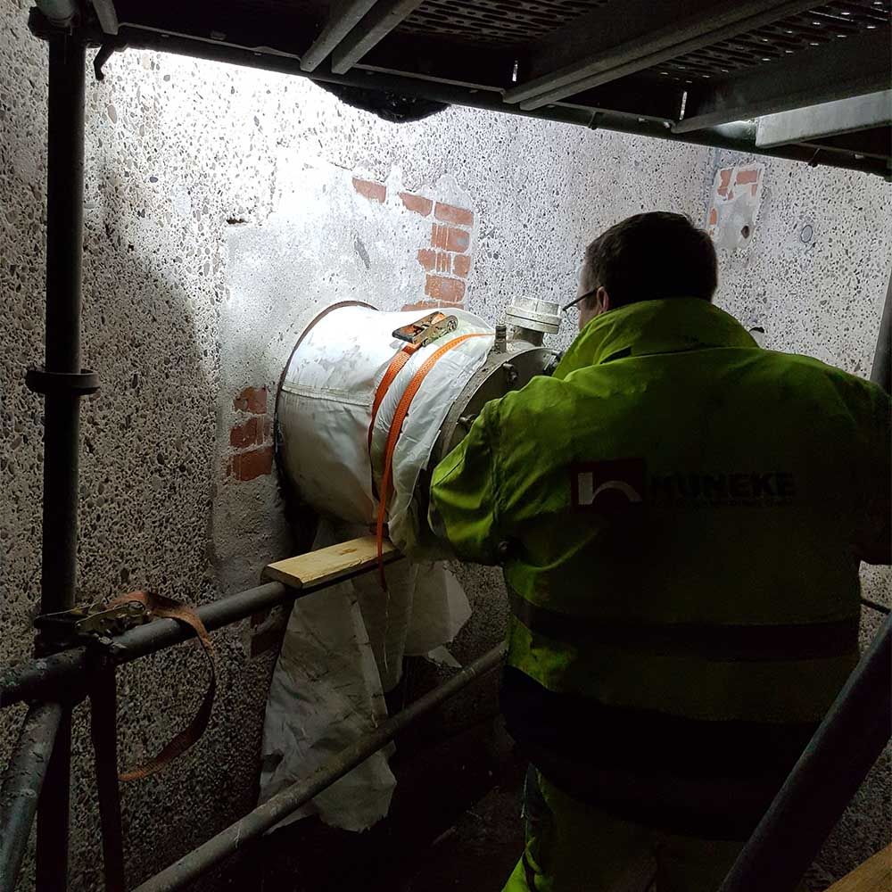 Eine Person arbeitet an einer Wand