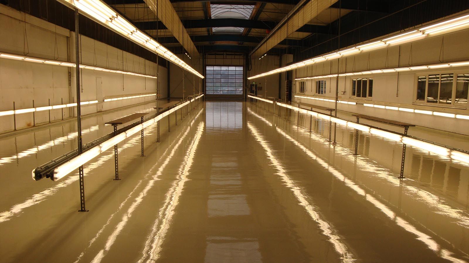 Hell beleuchteter Raum mit fertiggestellter Bodenbeschichtung von vorne - EVAG Emden