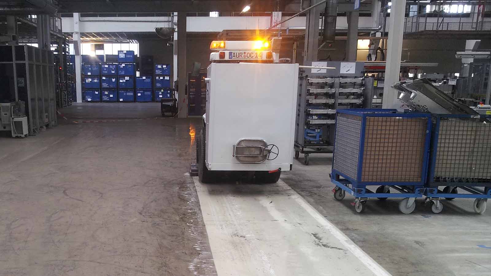 Ein Fahrzeug reinigt einen Betonboden