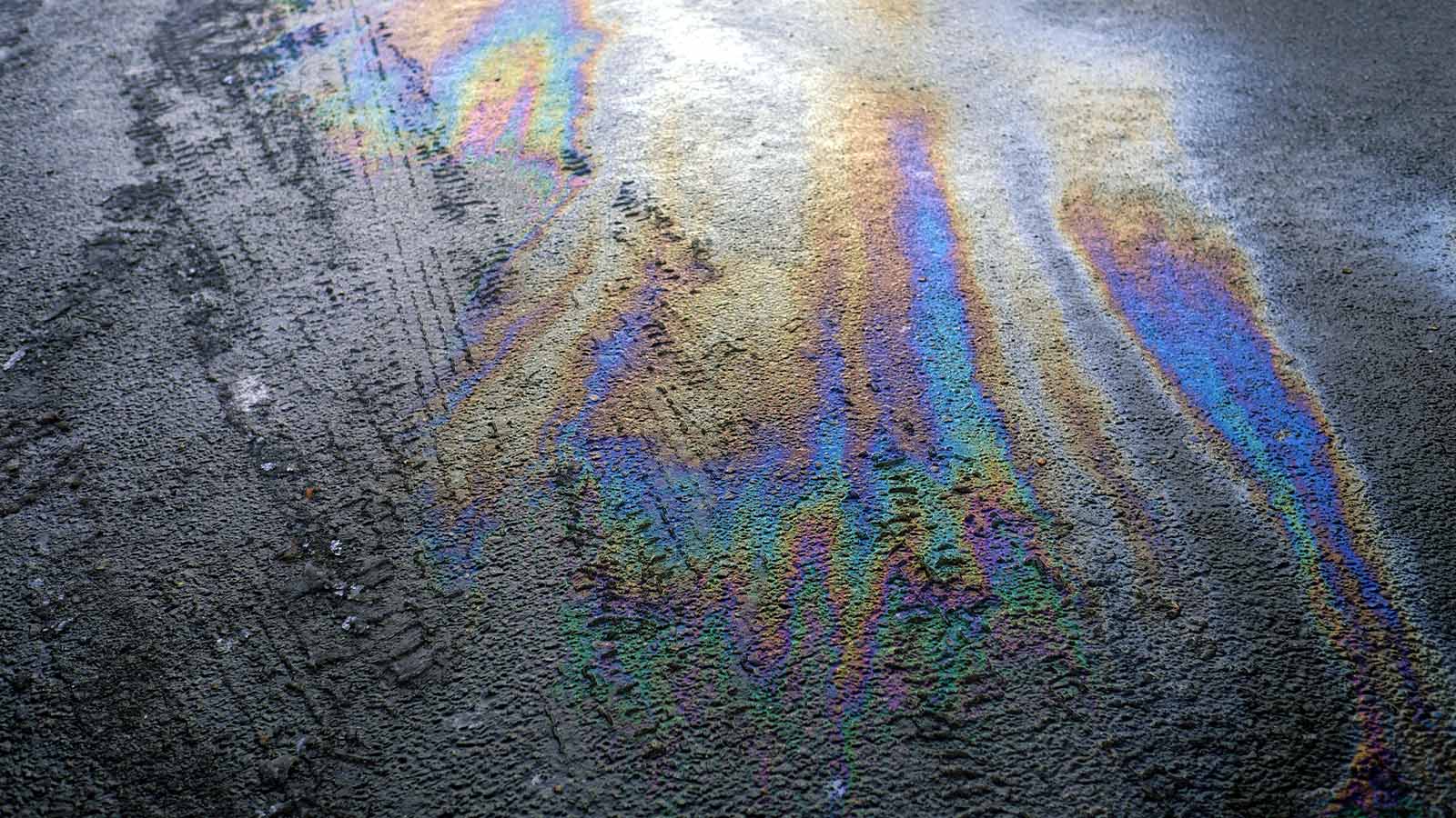 Eine schimmernde Ölspur auf einer Straße